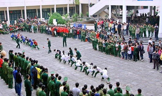 Các sinh viên hào hứng tham gia cuộc thi kéo co.