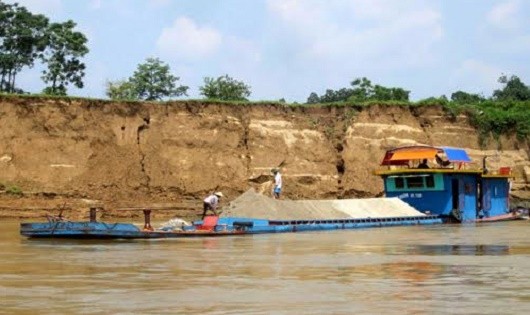 Hậu quả của khai thác cát trái phép đã làm xói lở nhiều bờ, bãi