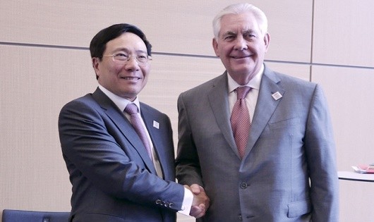 Phó Thủ tướng, Bộ trưởng Ngoại giao Phạm Bình Minh (trái) gặp gỡ Ngoại trưởng Mỹ Rex Tillerson bên lề Hội nghị Bộ trưởng Ngoại giao Nhóm G20 tại Bonn, Đức. Ảnh TTXVN