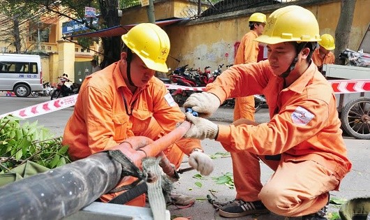 Công nhân Cty Điện lực Đống Đa thay thế đầu cáp trung thế ngoài trời.