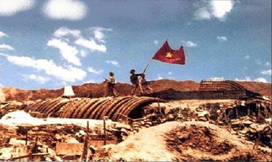 Lá cờ Tổ quốc tung bay trên nóc hầm tướng Đờ-cát vào buổi chiều 7/5/1954 đánh dấm chiến dịch Điện Biên Phủ thắng lợi.