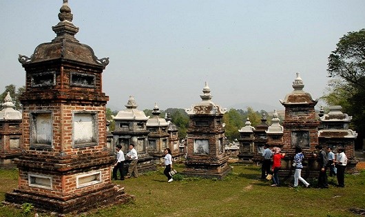 Vườn mộ tháp cổ chùa Bổ Đà