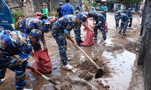 Bộ đội Hải quân làm sạch đường sá hưởng ứng Ngày Môi trường thế giới.