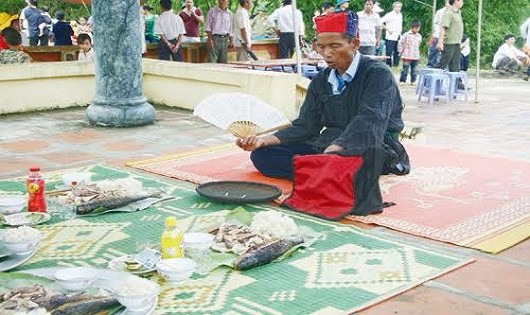 Thầy mo làm lễ cúng.