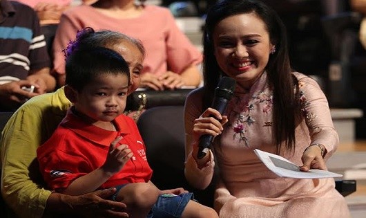 Bé Minh Khánh tại Gala 9 năm chương trình “Trái tim cho em”.