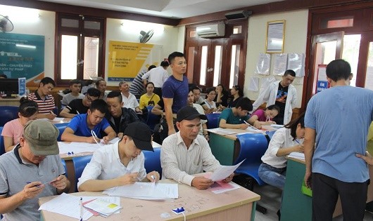 Cảnh người dân đông đúc đến yêu cầu cấp Phiếu LLTP diễn ra hàng ngày ở Sở Tư pháp Hà Nội.