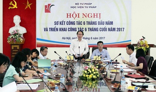 Thứ trưởng Bộ Tư pháp Lê Tiến Châu (đứng) và Giám đốc Học viện Đoàn Trung Kiên đồng chủ trì Hội nghị. 