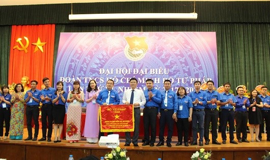 Bộ trưởng Lê Thành Long tặng bức trướng chúc mừng Ban Chấp hành Đoàn Thanh niên Bộ Tư pháp  nhiệm kỳ mới.