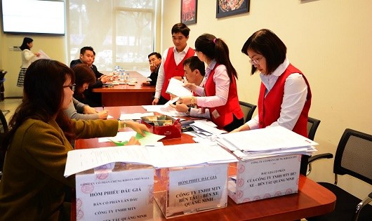 Kiểm phiếu tại phiên đấu giá Công ty TNHH MTV Bến xe - Bến tàu Quảng Ninh