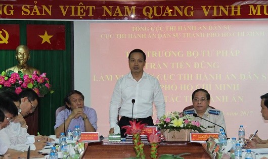 Thứ trưởng Trần Tiến Dũng tại buổi làm việc.