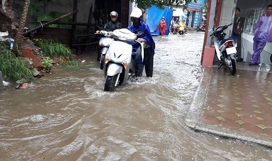 Người dân gặp nhiều khó khăn trong việc đi lại vì gặp phải cơn mưa lớn.