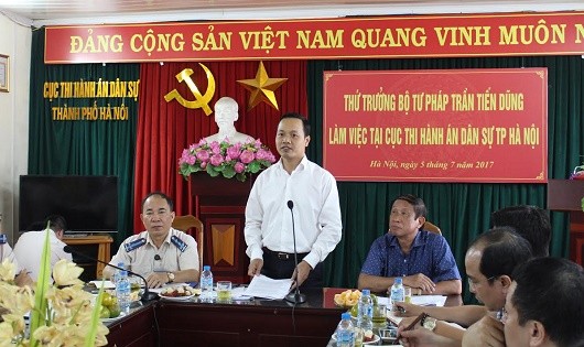 Thứ trưởng Trần Tiến Dũng phát biểu tại buổi làm việc.