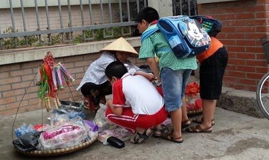 Luật Trẻ em nghiêm, cấm bán cho trẻ em hoặc cho trẻ em sử dụng rượu, bia, thuốc lá và chất gây nghiện, chất kích thích khác, thực phẩm không bảo đảm an toàn, có hại cho trẻ em”.