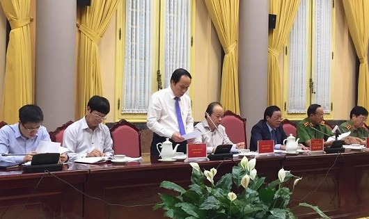 Thứ trưởng Bộ Tư pháp Lê Tiến Châu phát biểu tại buổi họp báo.