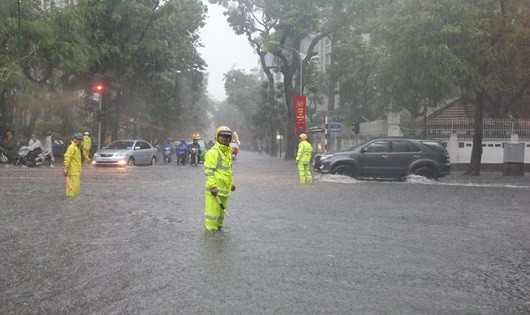 Lực lượng CSGT Hà Nội ra quân ứng phó với bão Talas