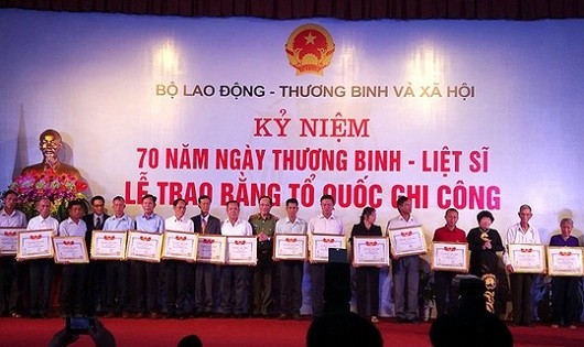 Lễ trao Bằng Tổ quốc ghi công cho 498 thân nhân ngày 18/7/2017.