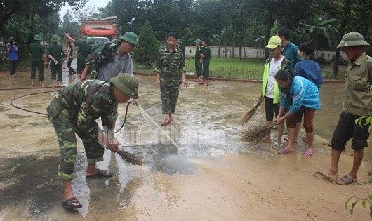 Những câu chuyện  thấm đẫm tình người trong lũ