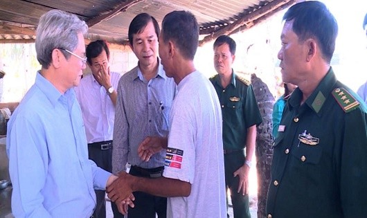 Đoàn công tác tỉnh Bình Định thăm hỏi gia đình các ngư dân mất tích trên biển.