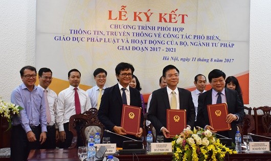 Lễ ký kết Chương trình phối hợp thông tin truyền thông trong công tác PBGDPL.