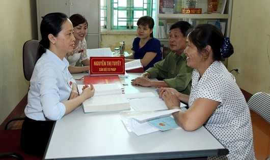 Cán bộ tư pháp phường Trưng Nhị, Phúc Yên, Vĩnh Phúc tuyên truyền pháp luật cho người dân. (Ảnh minh họa)