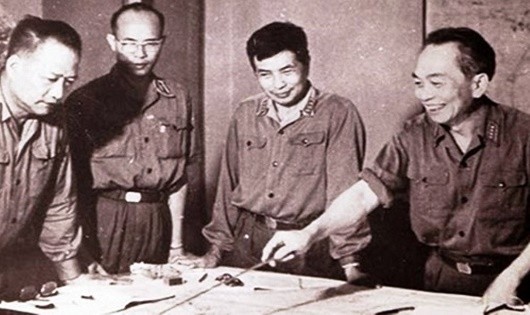 Từ phải sang: Đại tướng Võ Nguyên Giáp, Thượng tướng Song Hào, Thiếu tướng Vũ Xuân Chiêm, Thượng tướng Hoàng Văn Thái bàn kế hoạch giải phóng Tây Nguyên năm 1975. 