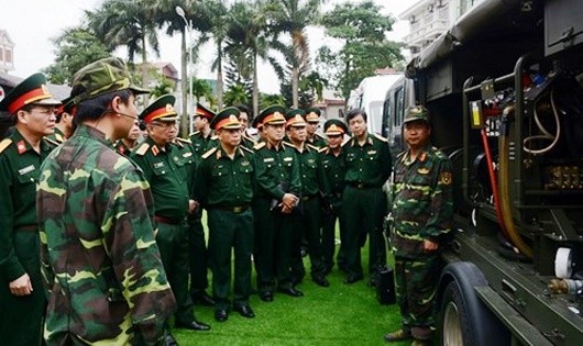 Lãnh đạo Bộ Quốc phòng kiểm tra xe phòng dịch của Cục Quân y.