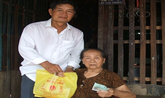 Ông Ba Bé trao tiền hỗ trợ cho người già neo đơn.