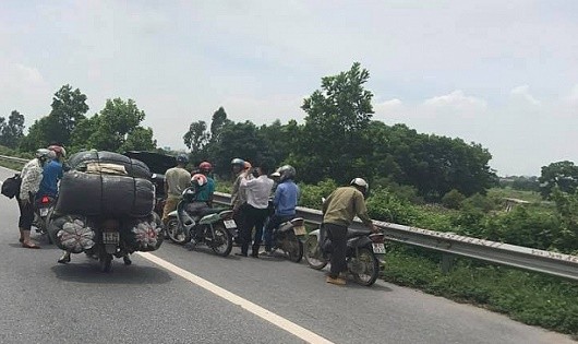Nguyên nhân loạt xe máy bị thủng săm trên đường cao tốc qua Bắc Ninh