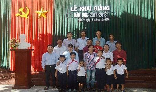 Phụ huynh và học sinh xã đảo Sinh Tồn chụp ảnh lưu niệm.