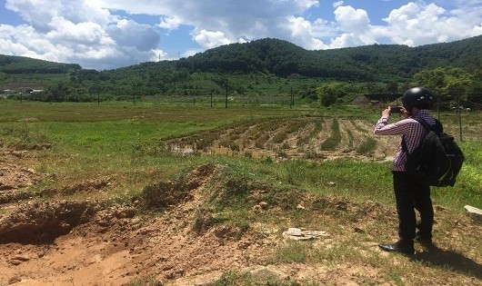 Nhiều diện tích ruộng lúa của người dân ở đường dẫn vào hầm Phước Tượng không thể sản xuất vì bị bồi lấp.