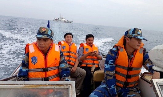 Cán bộ kỹ thuật của VNPT và lực lượng Cảnh sát Biển cùng tuần tra một số vùng biển có cáp quang đi qua.
