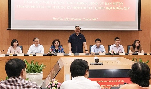 Đồng chí Hoàng Trung Hải, Bí thư Thành ủy, Trưởng đoàn ĐBQH TP Hà Nội phát biểu mở đầu buổi làm việc.