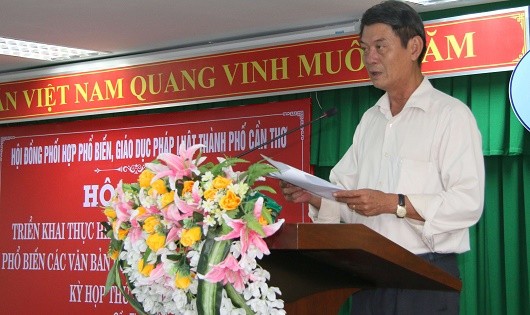 Ông Võ Văn Chính - Giám đốc Sở Tư pháp, kiêm Phó Chủ tịch PBGDPL Cần Thơ tại Hội nghị triển khai thực hiện Ngày Pháp luật năm 2017.