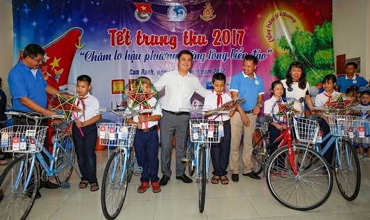 CLB tặng xe đạp cho các cháu học sinh.