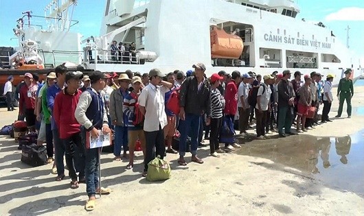 239  ngư dân được tàu CSB 8001 đưa từ Indonesia về.