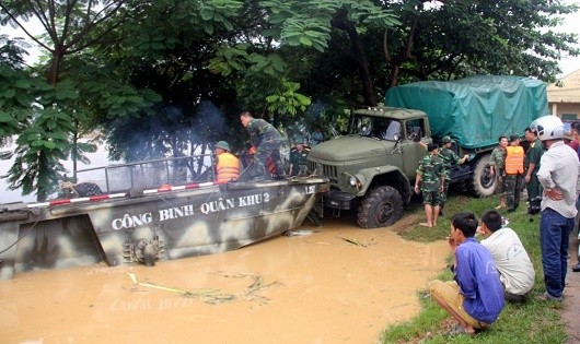 Quân khu 2 tham gia tìm kiếm cứu nạn.