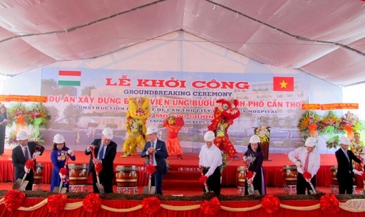 Đại biểu thực hiện nghi thức khởi công bệnh viện Ung bướu lớn nhất ĐBSCL.