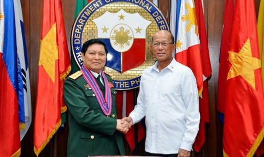 Đại tướng Ngô Xuân Lịch và Bộ trưởng Quốc phòng Philippines Delfin Lorenzana. 