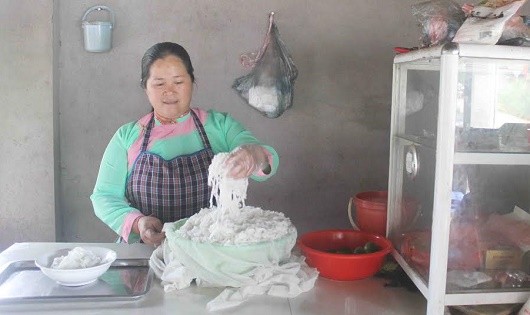 Chị Bình cân bánh phở bán cho khách