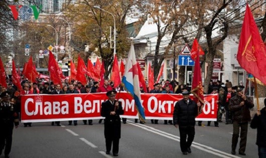 Cuộc tuần hành kỷ niệm Cách mạng Tháng Mười ở Krasnodar năm 2016.
