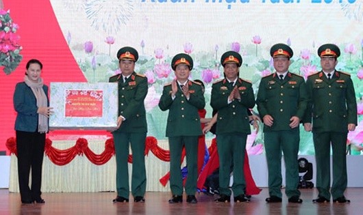Chủ tịch Quốc hội Nguyễn Thị Kim Ngân tặng quà cán bộ, chỉ huy Quân khu 2.