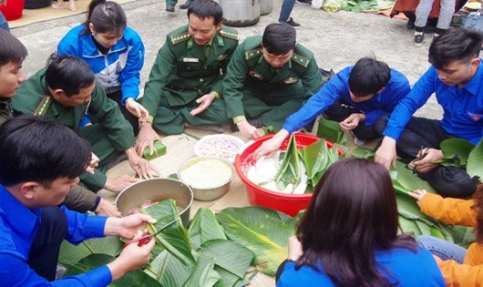 Các đội tranh tài thi gói bánh chưng để tặng người nghèo.