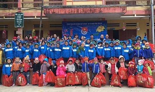 Đoàn công tác của Đoàn Thanh niên Bộ Tư pháp tặng quà Tết cho học sinh nghèo xã Khao Mang.