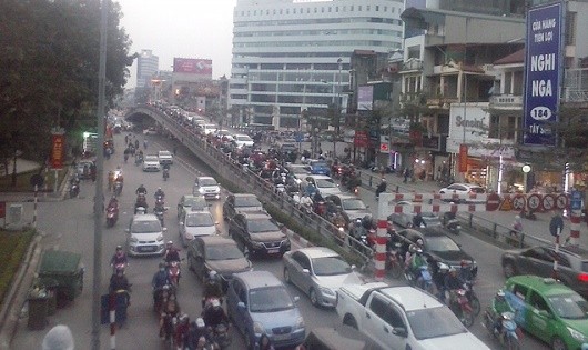 Số lượng phương tiện cá nhân ở Hà Nội tăng với tốc độ chóng mặt tạo ra sức ép lớn cho giao thông đô thị.