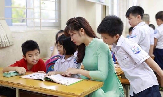 Giáo viên ngày nay đang dần xa rời với tiêu chí “mẹ của em ở trường, là cô giáo mến thương”. Ảnh minh họa.