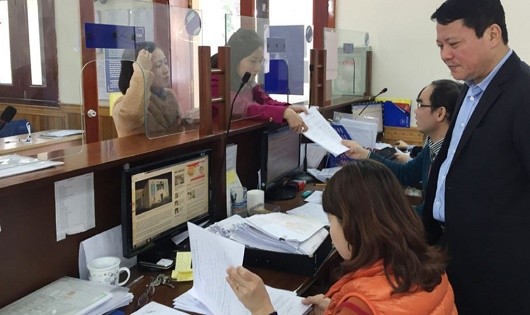 Công dân nhận Phiếu LTTP tại bộ phận một cửa Sở Tư pháp TP Hà Nội.