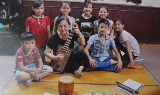 Nghệ nhân Nguyễn Thị Tam – người âm thầm “truyền lửa” ca trù ở Thượng Mỗ tại một lớp học ca trù.