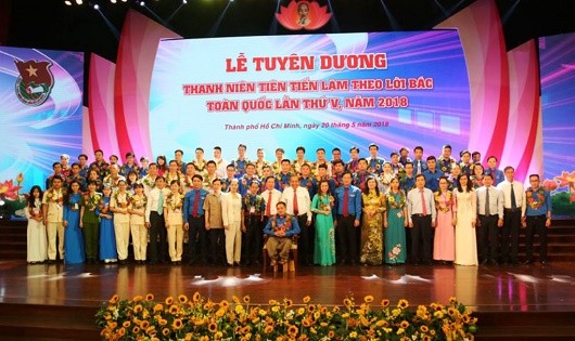 Lãnh đạo Đảng, Nhà nước chụp ảnh lưu niệm với các đại biểu thanh niên tiên tiến làm theo lời Bác.