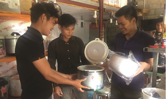 Anh Nông Văn Dũng đang tư vấn cho khách hàng trong cơ sở sản xuất kinh doanh được tạo lập từ nguồn vốn chính sách.