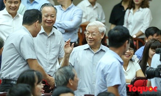 Tổng Bí thư Nguyễn Phú Trọng trao đổi với các cử tri.